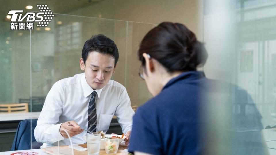 室內常見的塑膠隔板恐怕沒那麼有用。（示意圖／shutterstock 達志影像）