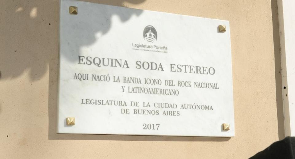 La curiosa placa que homenajea a “Soda Estereo”. Foto: Clarín / Jorge Sánchez