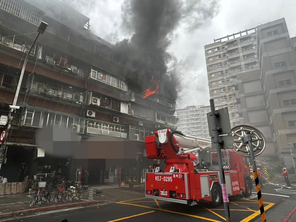 台北市警消1日上午獲報萬華區中華路2段附近巷弄內一處公寓發生火警，消防員到場滅火救援，火勢在20分鐘內撲滅。（翻攝照片／中央社）