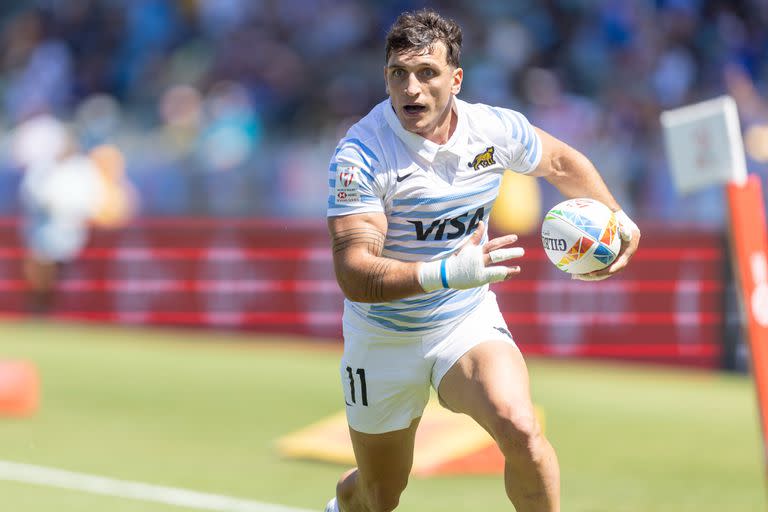 Luciano González avanza con la pelota; los Pumas 7s superaron a Kenia y jugarán los cuartos de final del Mundial de Sudáfrica contra Nueva Zelanda