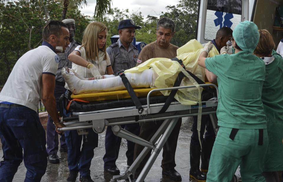 <p>The few surviving passengers of an airliner that crashed arrive at the Calixto Garcia General Hospital in Havana, Cuba, Friday, May 18, 2018. (Photo: Marcelino Vazquez Hernandez/ACN via AP) </p>