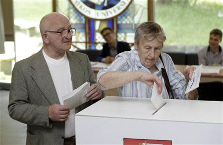 People cast their votes during European Parliament and Lithuania's presidential elections in Vilnius May 25, 2014. REUTERS/Ints Kalnins