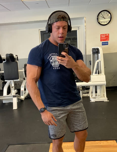 jasoncarrioninthegym-