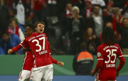 Football Soccer - Bayern Munich v FC Augsburg - German Cup (DFB Pokal) - Allianz Arena, Munich, Germany - 26/10/16 - Bayern's Thomas Mueller and Julian Green celebrate. REUTERS/Michael Dalder