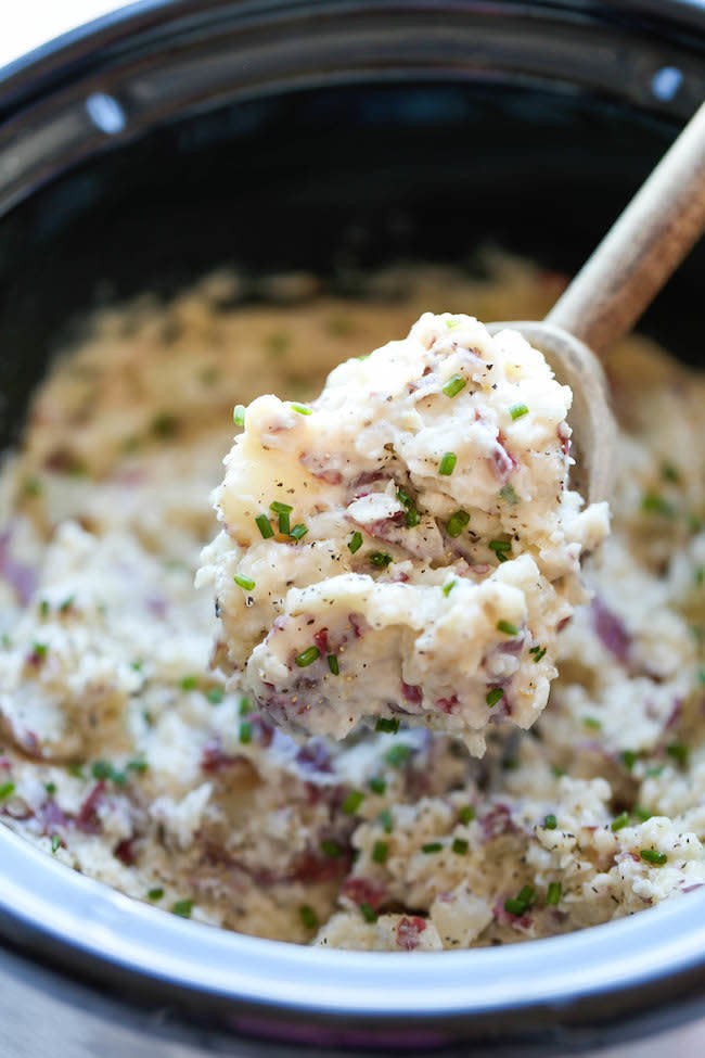 <strong>Get the <a href="http://damndelicious.net/2014/11/14/slow-cooker-garlic-mashed-potatoes/" target="_blank">Slow Cooker Garlic Mashed Potatoes</a>&nbsp;recipe from Damn Delicious</strong>