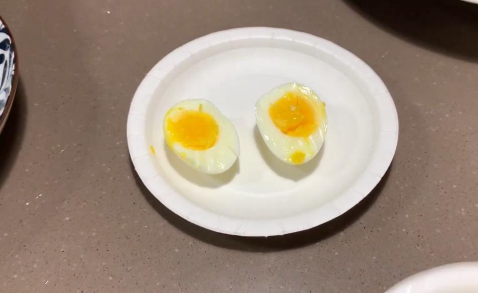 不敢吃太生的蛋黃可以選擇沙拉蛋，蛋黃熟了仍保持溼潤。
