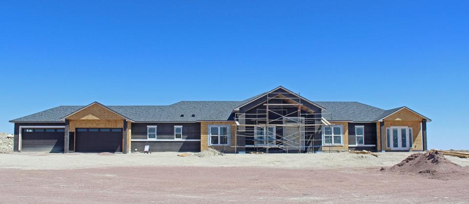 New home construction can start again this week after the Pueblo West Metro District board voted to lift a temporary halt on the sale of new water taps.