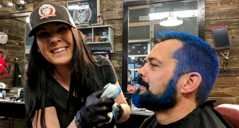 Mit blauer Haarpracht wollen Angestellte in US-Zustellbetrieben auf die Aktion „Stamp Out Hunger“ aufmerksam machen. (Bild: Yahoo/ Candace Lincoln)