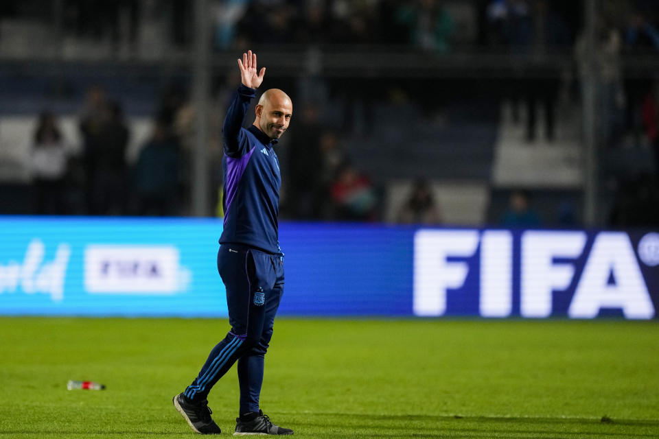 El técnico de Argentina Javier Mascherano saluda a los hinchas locales tras la derrota 2-0 ante Nigeria en los octavos de final del Mundial Sub20 en el estadio Bicentenario de San Juan, Argentina, miércoles 31 mayo, 2023. (AP Foto/Natacha Pisarenko)