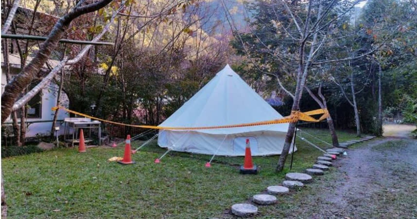 新竹縣尖石鄉某露營區，昨日羅女將焚火台拿到帳篷內取暖，未料卻造成一氧化碳中毒。（圖／翻攝畫面）