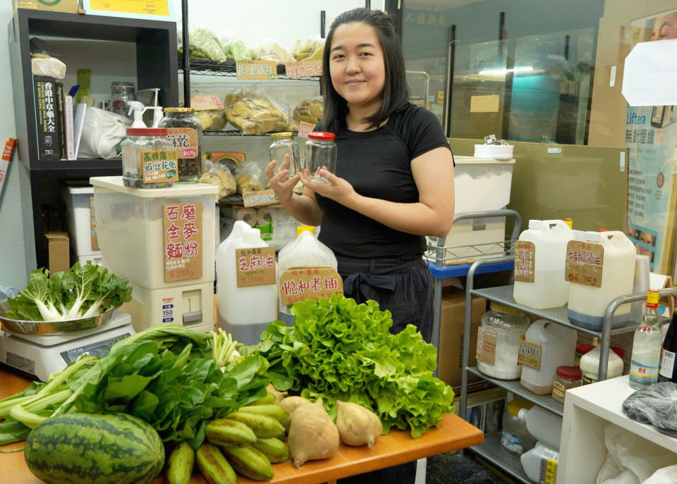 香港製造產品及農作物，包括有機菜、醬油、麵等，都是Ann的裸買店主打貨品。