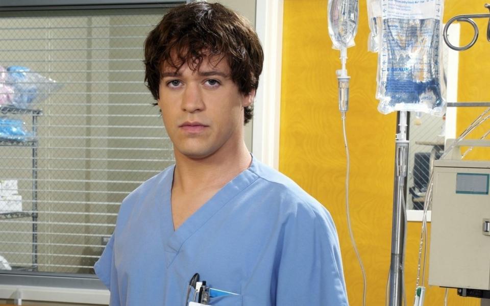 Er starb als Held: Als Dr. George O'Malley (T.R. Knight) eine Frau vor einem auf sie zukommenden Bus rettet und selbst von ihm erfasst wird, wird er ins Seattle Grace eingeliefert, wo man ihn wegen seiner schweren Verletzungen nur Meredith Grey erkennt. Letztlich wird er - nach einem staffelübergreifenden Cliffhanger - für hirntot erklärt. (Bild: Touchstone Television)