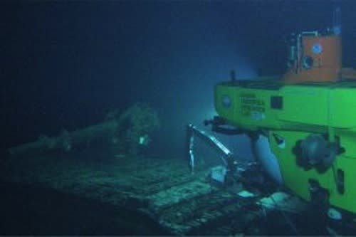The Hawaii Undersea Research Laboratory's Pisces V submersible at the deck of the I-400 submarine.