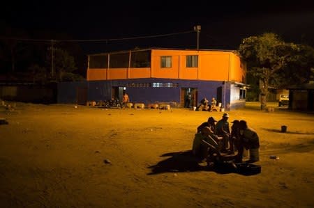 Men talk in the bay of Rio Caribe a town near caribbean islands, in the eastern state of Sucre, Venezuela October 30, 2015. REUTERS/Carlos Garcia Rawlins