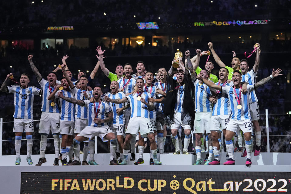 La selección de Argentina celebra la conquista del Mundial en Lusail Qatar, el domingo 18 de diciembre de 2022 (AP Foto/Manu Fernández)
