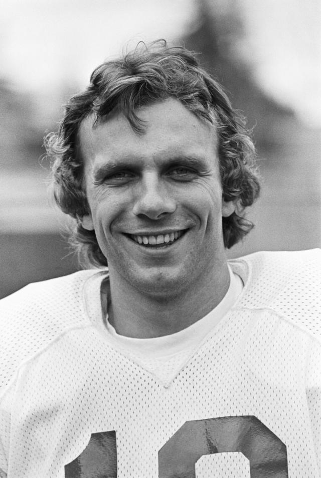 KANSAS CITY CHIEFS QUARTERBACK JOE MONTANA PREPARES TO UNLOAD A PASS  News Photo - Getty Images