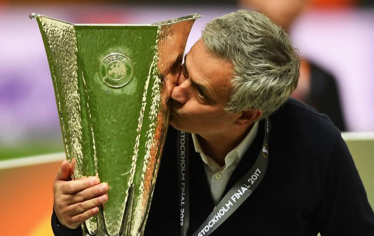 Mourinho besando el trofeo de la Europa League, primero en la historia del Man United y segundo en la carrera del portugués.