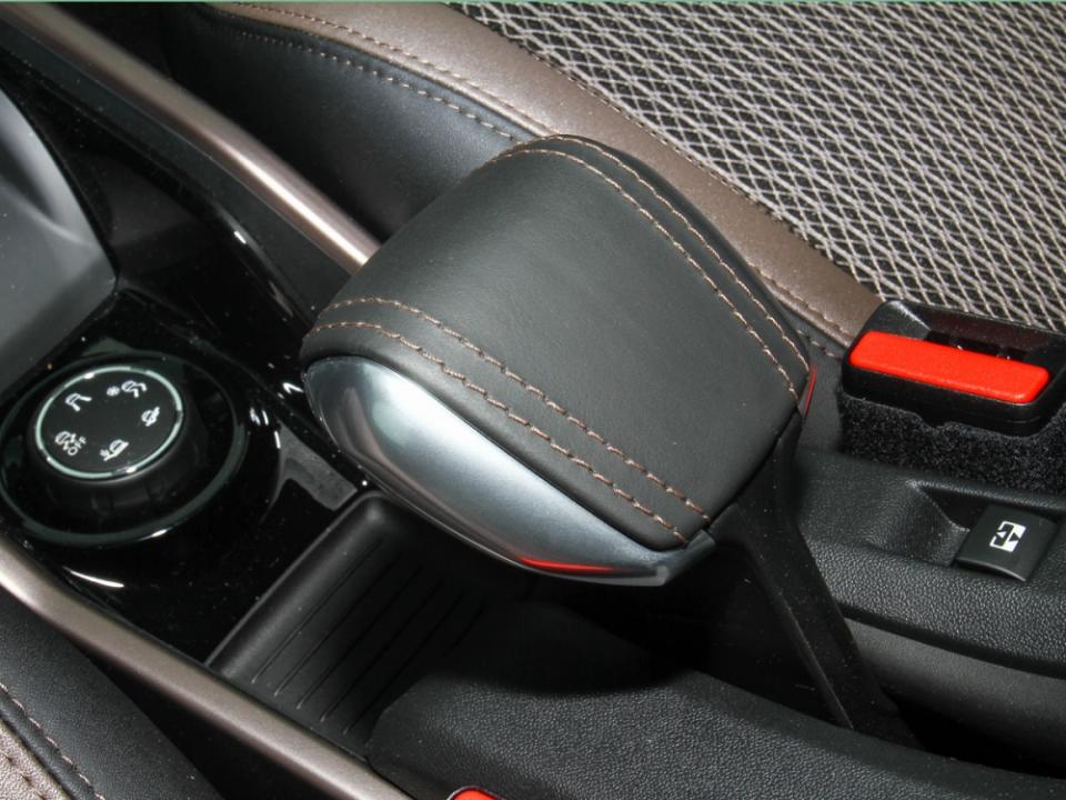 手煞車為傳統拉桿式設計，拉桿頭部分則是採用平把真皮包覆。