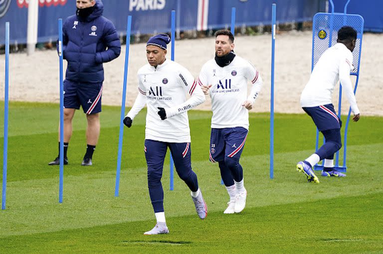 Mbappé y Messi practican en un club que, a pesar de los éxitos en esta primera etapa de la gestión de Mauricio Pochettino, tiene un clima enrarecido en cuanto a rumores.