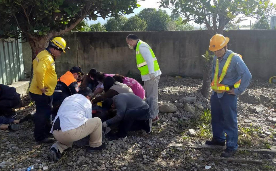 台鐵台東海端火車站23日上午發生工程車撞上道班工人意外，海端鄉衛生所主任陳境治（白衣者）獲報後隨即帶領所內人員飛奔1公里到場搶救。（中央社／海端鄉衛生所提供）