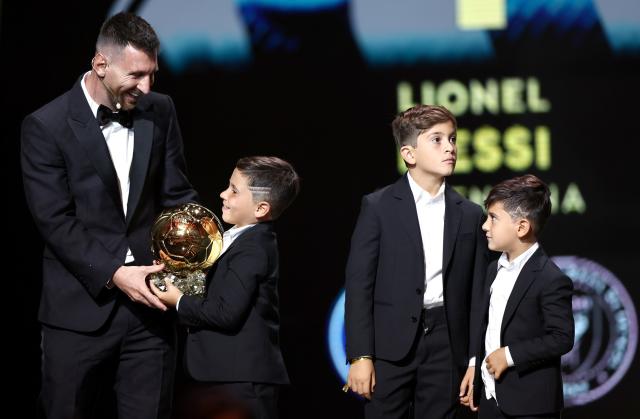 Messi levanta su octavo Balón de Oro y aumenta su leyenda