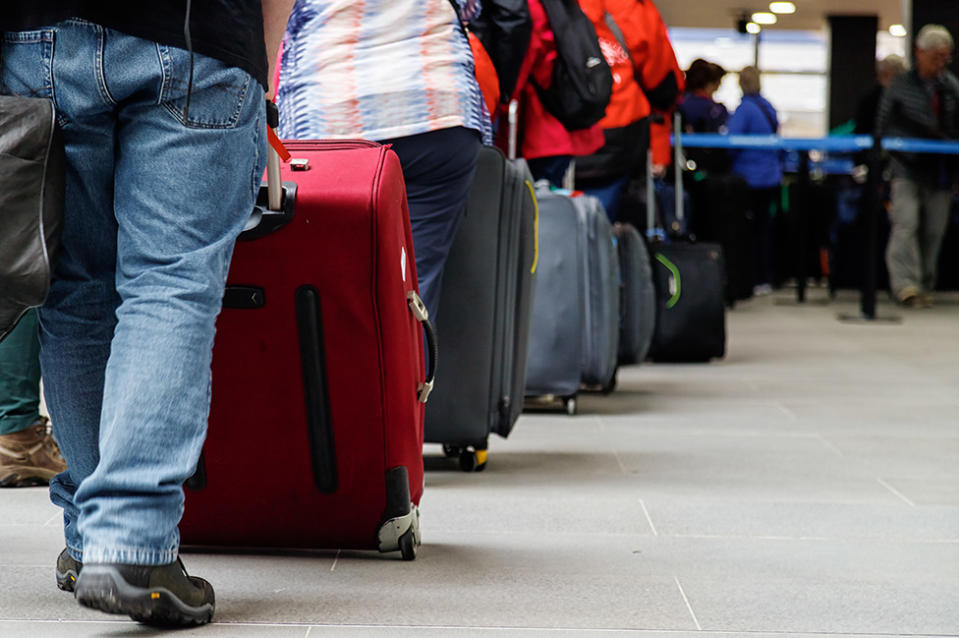 Personas haciendo fila en una aeropuerto