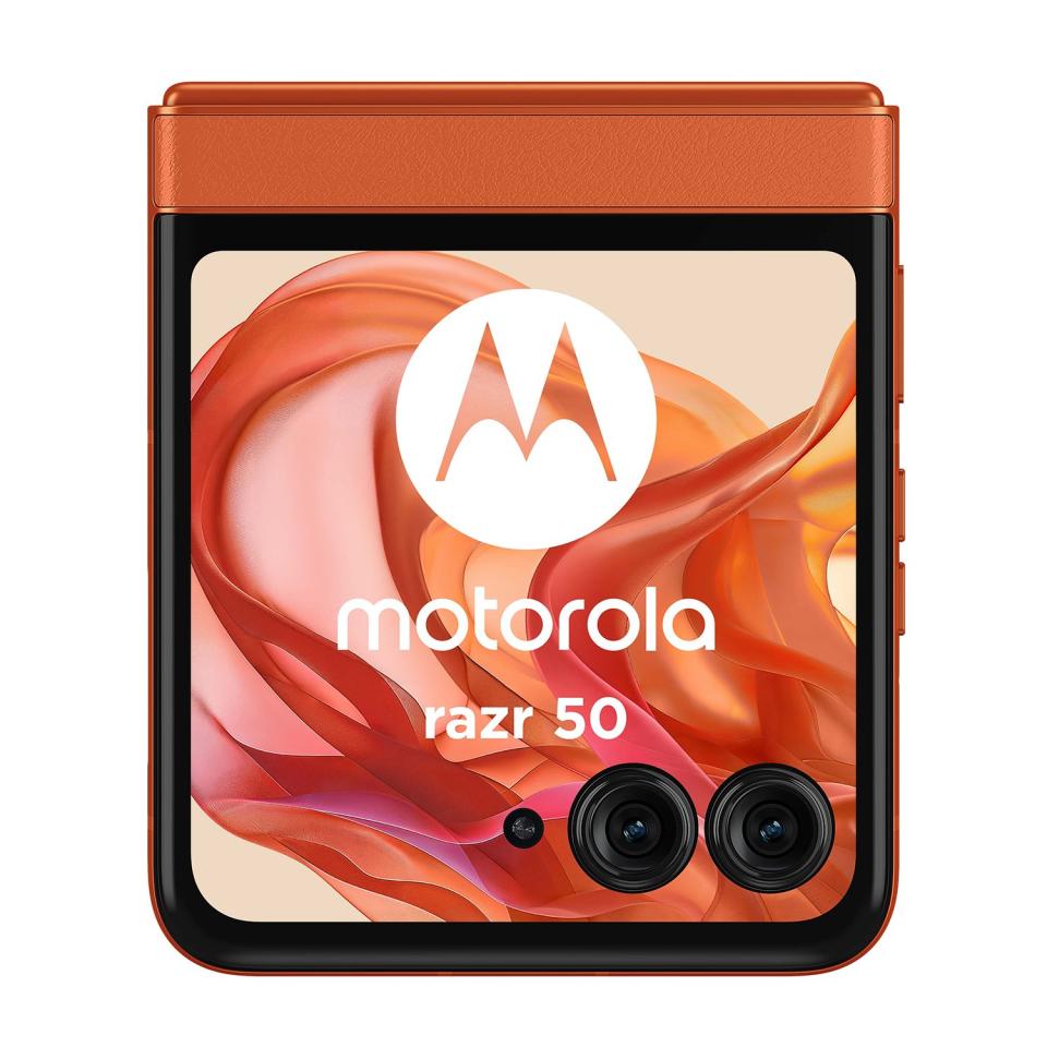 <p>Alleged leaked product images of Motorola’s 2024 foldable phone.</p>
