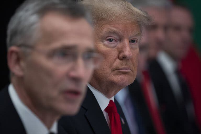 El expresidente Donald Trump escucha al secretario general de la OTAN, Jens Stoltenberg, hablar durante un almuerzo de trabajo con miembros de la OTAN que han cumplido sus compromisos financieros con la organización, en The Grove, el miércoles 4 de diciembre de 2019, en Watford, Inglaterra.