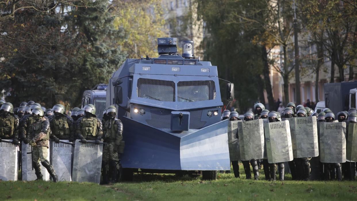 Die belarussische Polizei hat während einer Protestkundgebung der Opposition eine Straßensperre errichtet