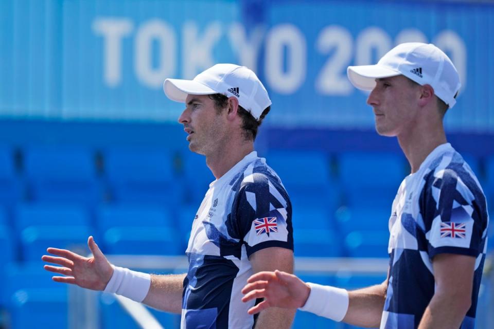 Murray y Joe Salisbury vieron cómo se les escapaba su partido de cuartos de final de dobles masculino en Tokio 2020 (AP)