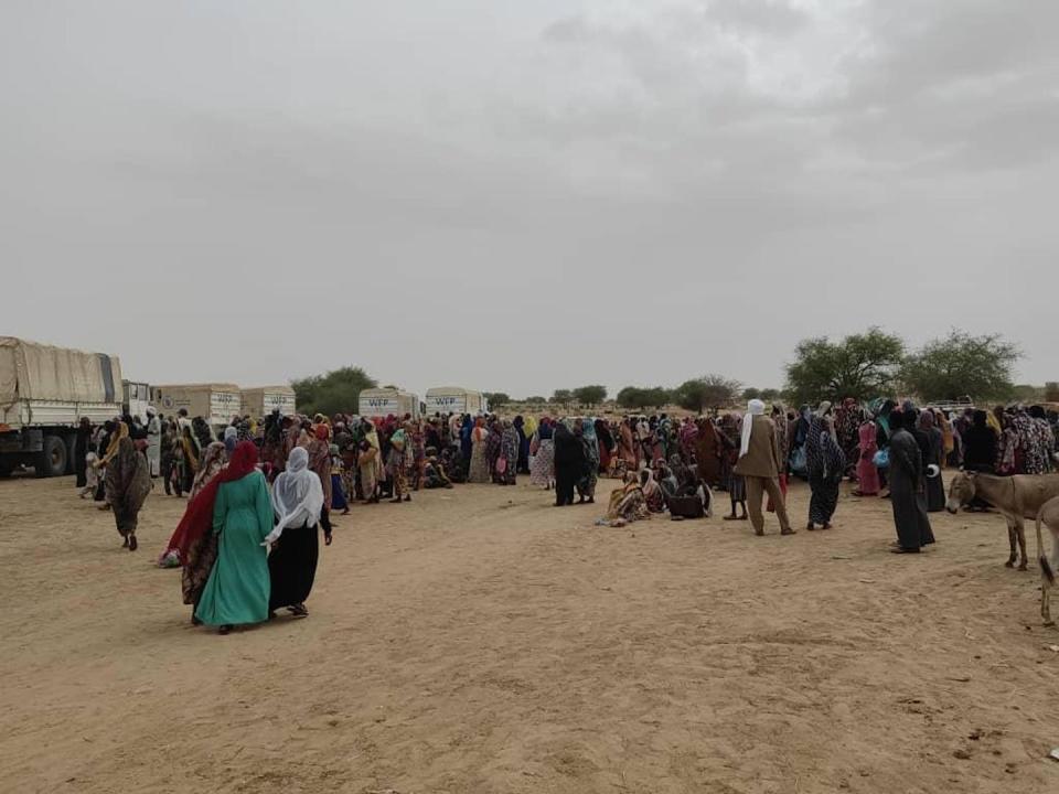 Afflux autour des camions du Programme alimentaire Mondial (PAM) transportant des vivres à Ambilia le 24 juin 2023. Abdel Hakim Tahir, Fourni par l'auteur