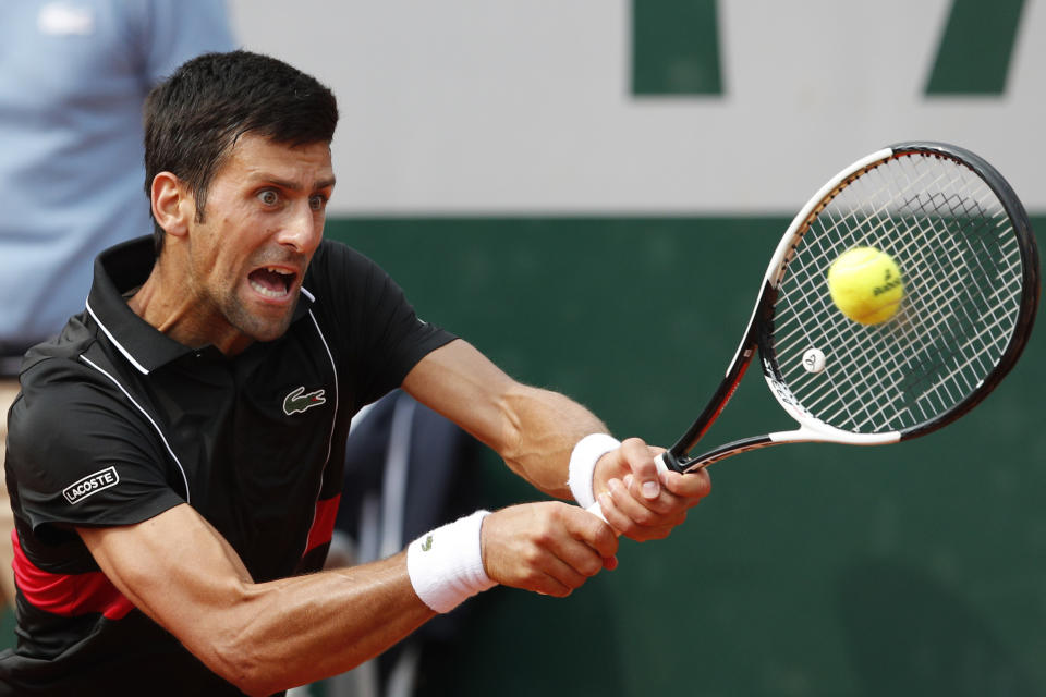 ARCHIVO - Esta foto de archivo del 5 de junio del 2018 muestra al serbio Novak Djokovic devolviendo la pelota al italiano Marco Cecchinato durante un partido de cuartos de final del Abierto de Francia en París, Francia. (AP Foto/Christophe Ena, Archivo)