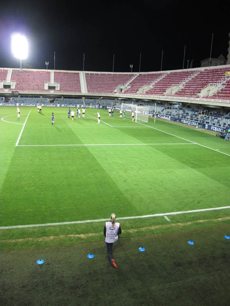 Un escena del juego FC Barcelona Femenino contra el FK Gintra, al fondo las gradas vacías del Mini Estadi. Solo asistieron 707 personas al escenario deportivo con capacidad para 15.000 personas. / Foto: Wilmar Cabrera