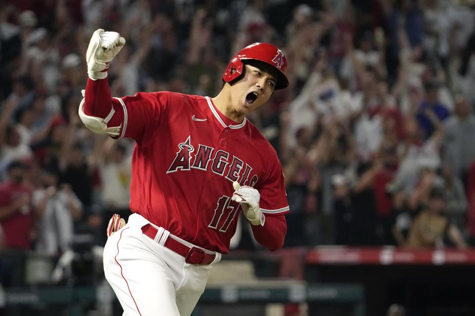 ARCHIVO - El japonés Shohei Ohtani, de los Angelinos de Los Ángeles, festeja tras conectar un jonrón de dos carreras ante los Yanquis de Nueva York, el 17 de julio de 2023 (AP Foto/Mark J. Terrill, archivo)