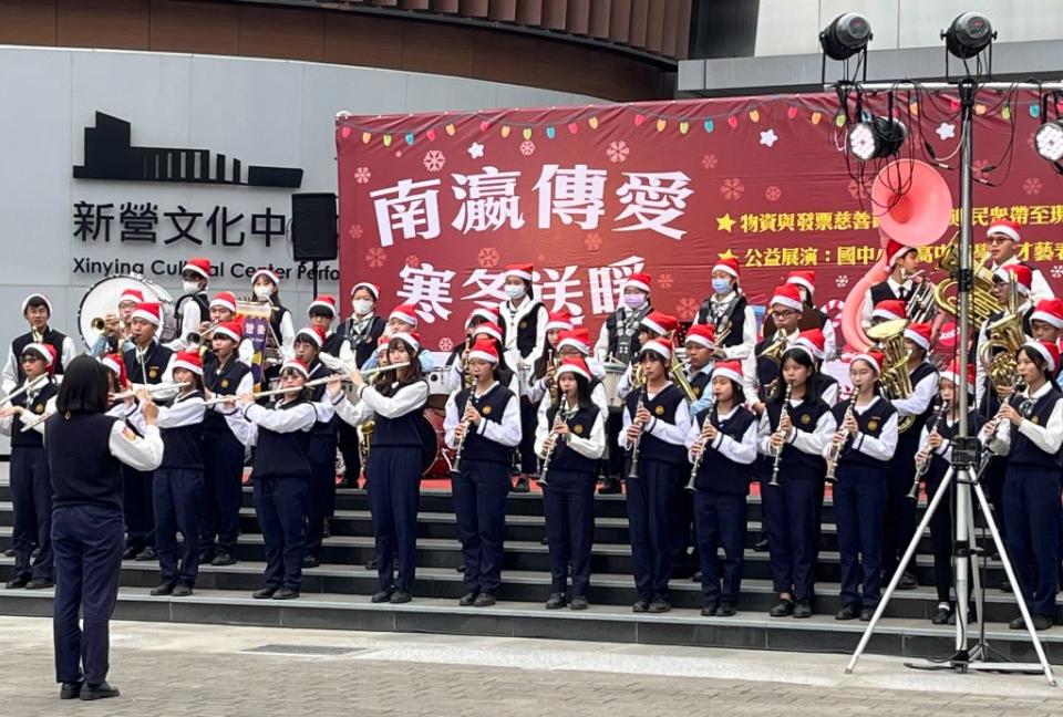 南光中學安排樂儀隊在「南瀛傳愛～寒冬送暖」活動中表演。（學校提供）