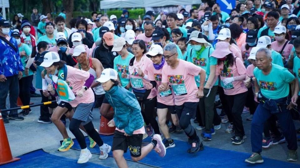 《圖說》「2023屏東馬拉松」19日在屏東縣台糖街熱力開跑。（圖／路跑主辦單位提供）
