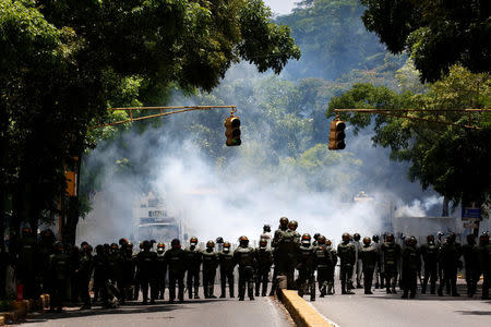 Riot police take position while clashing with opposition supporters during a rally against President Nicolas Maduro in Caracas, Venezuela, May 4, 2017. REUTERS/Carlos Garcia Rawlins