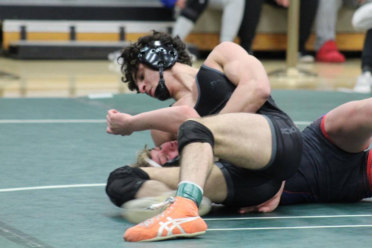 Dublin Coffman, Olentangy Liberty boys wrestling teams advance to state