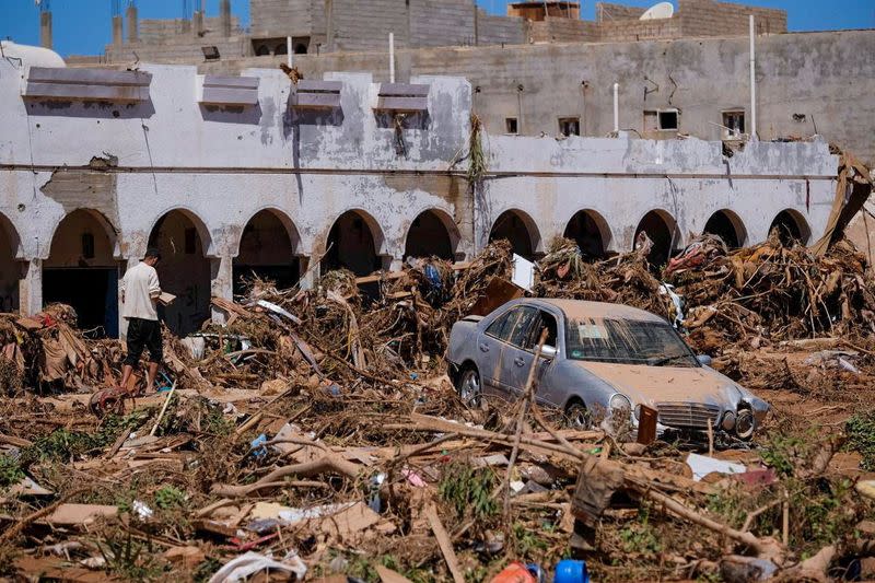 Una vista muestra un automóvil dañado, tras una fuerte tormenta y lluvias torrenciales que azotan el país, en Derna, Libia.