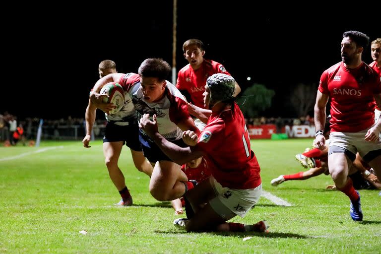 Justo Piccardo consigue un try para Pampas a pesar de ser derribado por Agustín Segura; en Córdoba, Dogos XV fue ampliamente superado en la segunda mitad por la franquicia de Buenos Aires, líder del Super Rugby Americas.