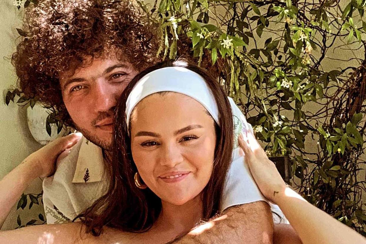 Selena Gomez y Benny Blanco se abrazan en una tierna instantánea del 4 de julio