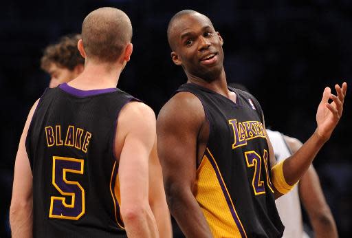 El escolta de Jodie Meeks (d) charla con el base Steve Blake (i) durante el encuentro entre los Lakers y los Nets, en Brooklyn, Nueva York, el 27 de noviembre de 2013 (Getty/AFP | Maddie Meyer)