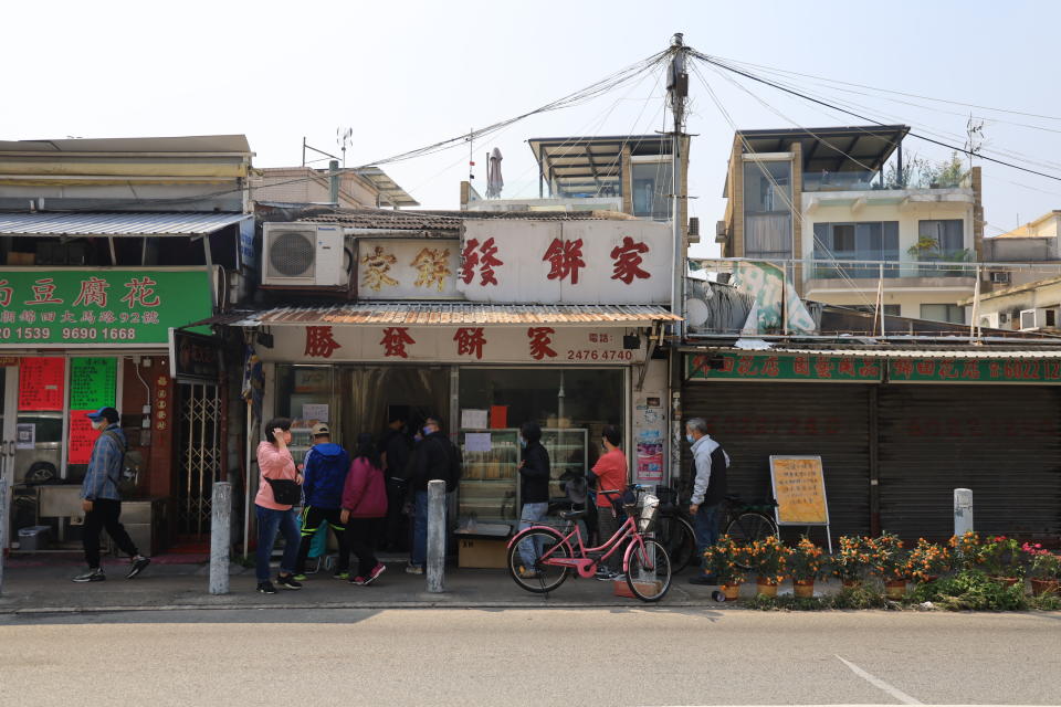 錦田公路上，開滿歷史老店，如開業近60年的勝發餅家。