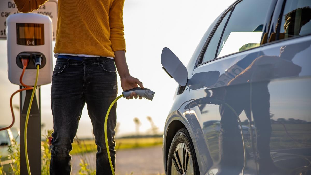 Best Places To Charge Your Electric Car - Kelley Blue Book