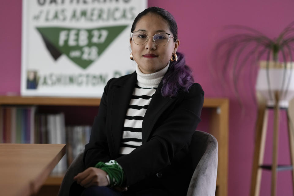 La activista Cinthya Ramírez posa para una foto en las oficinas de Católicas Por el Derecho a Decidir, en Ciudad de México, el lunes 4 de diciembre de 2023. “Podríamos pensar que no se puede ser feminista y católica, pero aquí reivindicamos que ser mujeres de fe no es estar en contra de la progresividad, de los derechos humanos, de las personas con capacidad de gestar y de la diversidad sexual”, dice Ramírez, quien forma parte de la organización. (AP Foto/Eduardo Verdugo)