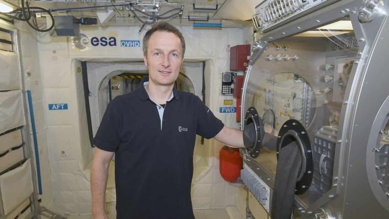 Astronaut Matthias Maurer steht in einem Trainingsmodul im Europäischen Astronautenzentrum in Köln.
