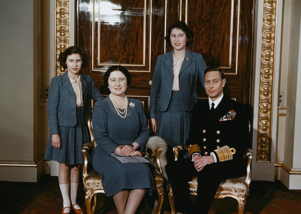Die königliche Familie 1942 im Buckingham-Palast: Seit ihrem 16. Geburtstag nahm Prinzessin Elizabeth (zweite von rechts) auch offizielle Termine für das Königshaus wahr. (Bild: Fox Photos/Hulton Archive/Getty Images)