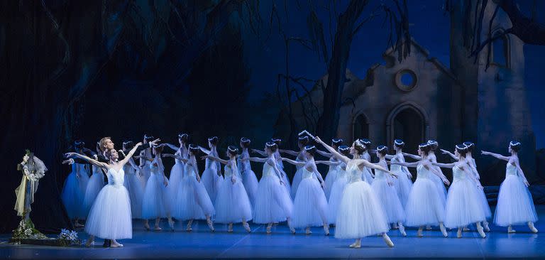 El gran clásico del romanticismo, con Nadia Muzyca (Giselle) y Federico Fernández (Albrecht) en los roles principales, enfrentando el poder de Mirtha, la reina de las Willis, en una de las últimas reposiciones del clásico que hizo el Ballet Estable del Teatro Colón
