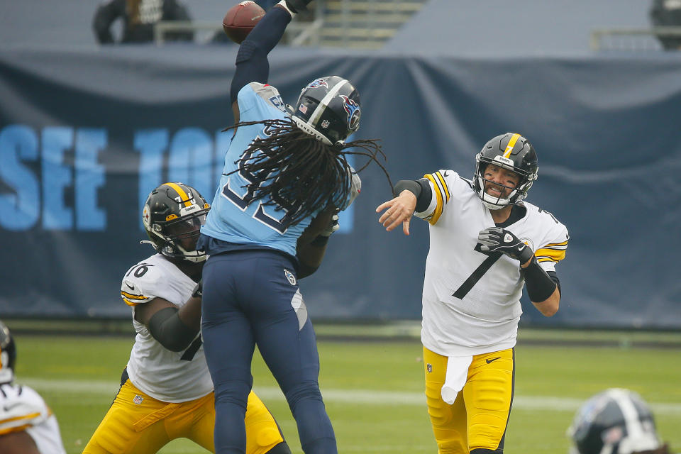 NASHVILLE, TENNESSEE - OCTOBER 25:  Jadeveon Clowney #99 of the Tennessee Titans tries to block a pass by quarterback Ben Roethlisberger #7 of the Pittsburgh Steelers during the first half at Nissan Stadium on October 25, 2020 in Nashville, Tennessee. (Photo by Frederick Breedon/Getty Images)