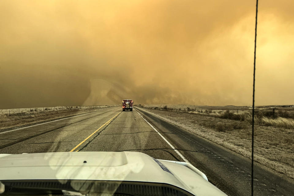 Οι πυροσβέστες εργάζονται στο Smokehouse Creek Fire κοντά στο Amarillo στο Texas Panhandle στις 27 Φεβρουαρίου 2024.  (Πυροσβεστική Υπηρεσία Flower Mound)